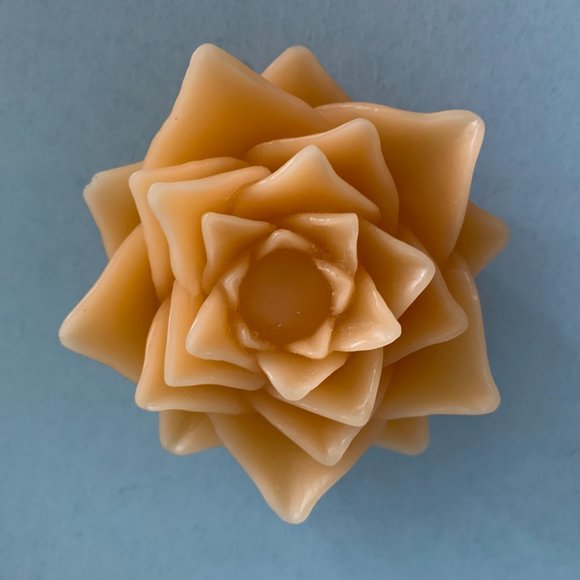 set of three rose shape flawless candles - Picture 3 of 5